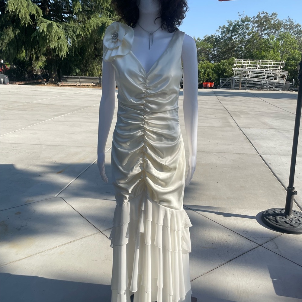 Jessica McClintock Bridal Cream Ruched Wedding Gown